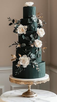 Black Green Gold Wedding, Forest Green Wedding Cakes, Winter Wedding Cake Ideas, Wedding Cake Emerald Green, Wedding Cake Greenery, Floral Cake Design, Forest Green Wedding, Geode Cake Wedding