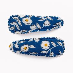 VIEW OUR ENTIRE HAIR CLIP COLLECTION HERE: https://www.etsy.com/shop/FrankieandClaudeshop?ref=seller-platform-mcnav&search_query=hair+clip A beautiful set of fabric covered snap clips featuring gorgeous white & yellow flowers on a blue background fabric, and our signature scalloped edge detail. Soft, comfortable and easy to wear. Our pretty hair clips are perfect for any age from toddler to adult.   Lovingly assembled and packaged by hand, one-by-one, in our Washington State studio. - Sold in se Bow Fabric, Flower Hair Bows, Floral Hair Clip, Toddler Hair Clips, Baby Girl Outfit, Keepsake Books, Baby Bow, Snap Clips, Toddler Hair