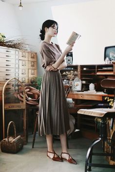 Japanese Office Outfits Women, Classy Modest Dresses, Japanese Style Fashion, Japanese Office, Wfh Outfits, Smart Casual Women, Check Skirt, Fashion Sketches Dresses, Office Outfits Women