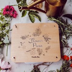 a wooden plaque with the words le jardin du mouliin surrounded by flowers