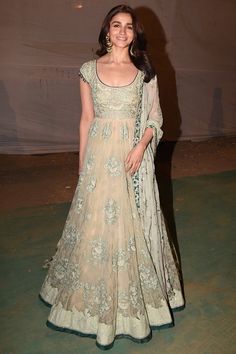 Alia Bhatt Style, Indian Kurti Designs, Bollywood Outfits, Indian Look, Indian Dresses Traditional, Indian Gowns Dresses, Indian Gowns, Indian Bridal Outfits, Ethnic Outfits