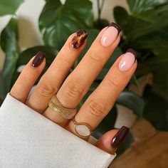 Fall has come, which means it's time for you to upgrade your short nails to one of these cute short fall nails. As a nail lover, I can't miss out a season without getting a fresh nail set and I bet it's the same for you. Thus we've got you everything from short fall nails,  cute fall short nails, fall short nail ideas, fall short nail inspo, short fall nail colors, short fall nail ideas, autumn short nails and so much more to enjoy this fall with a new mani. Fall Short Nails, College Nails, Candy Corn Nails, Wife Nails, Nails Collection, Wine Nails, November Nails, February Nails, Cute Simple Nails