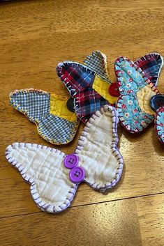 Cloth Butterfly Diy, Butterfly Felt Ornament, Things To Make From Old Quilts, Vintage Fabric Projects, Old Quilts Repurposed Ideas, Sewn Butterfly, Fabric Butterfly Diy, Repurposed Quilts, Butterflies Real