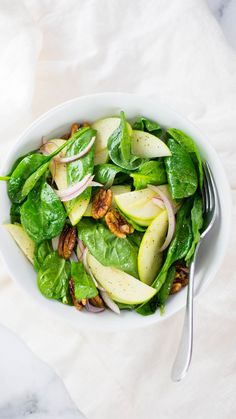 Just because summer's over doesn't mean you can't still enjoy a light and delicious salad. Spinach Pecan Salad, Clean Salads, Side Salads, Pecan Salad, Salad Healthy, Pecan Recipes, Spinach Salad, Dinner Salads, Cooking Light