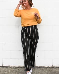 Keepin' it casual and colorful with striped pants that'll easily replace your jeans. A sweatshirt & Chucks make this the perfect look to sport on the daily. #StripedPants #Jeans #FallOutfits #FallFashion #CasualOutfits Brown Striped Pants Outfit, How To Style Striped Pants, Black Striped Pants Outfit, Working Mom Outfits, Stripe Pants Outfit, Black And White Striped Pants, Mom Edit, Striped Pant, Fabulous Outfits