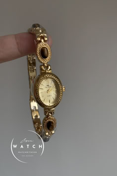 This exquisite watch features a unique oval-shaped dial that seamlessly combines elegance and functionality. Its eye-catching design makes it more than just a timepiece; it’s a stunning accessory that enhances any outfit. Whether for daily wear or special occasions, this watch adds a touch of sophistication and charm to your look. Delicate Watches Women, Dainty Watches For Women, Women’s Watch, Feminine Watches, Valeria Aesthetic, Goddess Room, 16th Birthday Wishlist, Aesthetic Corporate, Vintage Aesthetic Home