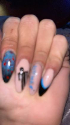 Hmhas nails Billie Eilish Tour Outfits, Billie Eilish Concert Outfit, Billie Eilish Tour, Tour Outfits Ideas, Red Tip Nails, Paper Nails