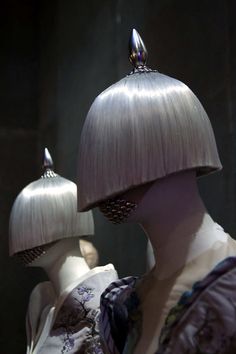 McQueen Savage Beauty Mcqueen Savage Beauty, Futuristic Hair, Costumes Design, Alexander Mcqueen Savage Beauty, Cl Fashion, Savage Beauty, Head Gear, Space Race, Fantasy Costumes