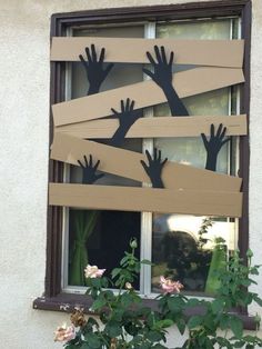 Easy DIY Halloween Decorations For Outdoor Yard - Spooky October Outdoors - RecipeMagik Spooky Diy Halloween Decor, Spooky October, Halloween Office, Easy Diy Halloween Decorations, Halloween Front Porch Decor