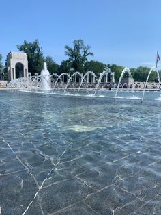 there is a fountain in the middle of this park with water spouting from it