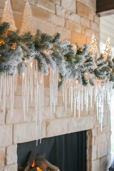 Christmas Mantle Decor Stocking, Fireplace Garland With Tv, Diy Winter Garland Ideas, Tinsel Garland Ideas Decoration, Flocked Garland Mantle, White Christmas Decorations Elegant, White Christmas Wreath Ideas, Mantle Christmas Garland, Garland Decor Christmas