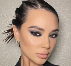 Rocker Makeup Looks, Night Glam Makeup, Rocker Makeup, Metallic Smokey Eye, Fashion Outfits Dresses, Makeup Portfolio, Smink Inspiration, Pinterest Makeup, Glam Makeup Look