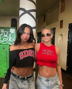 Sdsu Football Game Outfit, Uofa Game Day Outfit, College T Shirt Outfit, College Football Tailgate Outfit, Bahamas Fits, College Shirt Outfit, Frat Outfits, Game Day Fits, Fsu Gameday