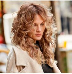 Butterfly Haircut: 15 Short Hair Ideas - thepinkgoose.com Long Curly Haircuts, Butterfly Haircut, Short Hair Ideas, Wavy Haircuts, Natural Wavy Hair, Haircuts For Wavy Hair