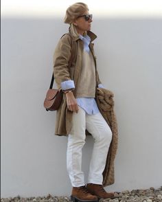 Beige Parka, Blue Sweater Outfit, Cute Sweater Outfits, Look Boho Chic, Minimalist Fashion Women, Winter Fashion Outfits Casual, Beige Outfit, Fashion Forecasting