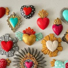 there are many different types of heart brooches