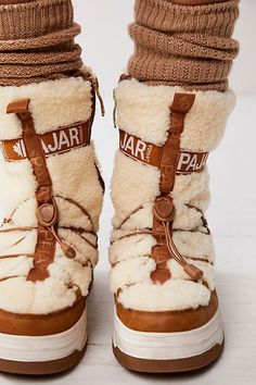 White Boots For Winter Sports, White Boots With Plush Lining For Winter, White Winter Boots With Plush Lining, Cozy Winter Boots With Plush Lining, White Plush-lined Boots For Winter, White Plush Lined Winter Boots, Winter High-top Shearling Boots, High-top Shearling Boots For Winter, High-top Shearling Winter Boots