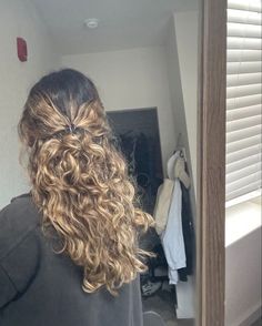 Long Layered Curly Hair, Curly Highlights, Natural Curly Hair Cuts, Highlights Curly Hair, Natural Wavy Hair, Natural Curls Hairstyles, Hairdos For Curly Hair, Wavy Curly Hair, Hair Stylies