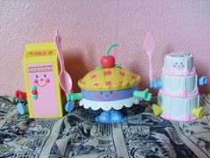 there are three toy cakes on the table