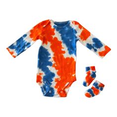 "Adorable orange & blue tie dye baby set! Perfect for a new Gators fan!! Choose a bodysuit only (short sleeve or long sleeve) or add a matching bib, socks, or headband for baby girl. I hand dye this set with dyes that will not fade even after repeated washing. Due to the nature of tie dye, each outfit will look a little different. Yours will be unique and one-of-a-kind! All pieces are machine washable and dryable.  BODYSUIT - 100% cotton with lap shoulders for easy over the head dressing and 3 snap closure for easy changes. See listing photos for size options. BIB - 100% cotton with a reinforced velcro closure, measures 7\" long x 7.5\" wide. SOCKS - 100% cotton. HEADBAND - 100% cotton, adjustable. For romper/unionsuit click here: https://www.etsy.com/listing/1563546098/orange-blue-baby-ro Cute Orange Onesie, Tie Dye Baby Socks, Blue Bodysuit, Cotton Headband, Cotton Bodysuit, University Of Florida, Baby Set, Baby Outfit