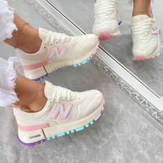 Nike Shoes Women Fashion, Pretty Sneakers, Trendy Shoes Sneakers, Preppy Shoes, Pretty Shoes Sneakers, Kicks Shoes, Cute Nike Shoes, Balance Sneakers, Sport Shoes Women