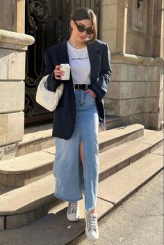 Business casual outfit ideas. Chic style outfit ideas. Women's casual outfit inspo for work. White blouse, denim maxi skirt, black blazer and white sneakers outfit inspiration for women. #fashion #workoutfitswomen #businesscasualoutfitsforwomen #chicoutfits #casualoutfitsideas #ootd #fashion Blazer Outfit Inspiration, Streetwear Fashion Europe, Paris Summer Outfits Street Style 2024, Streetwear Fashion Paris, French College Outfit, Chic French Girl Aesthetic, France Trip Outfits, Parisian Chic Style Classy, Green Sambas