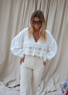 Ecru cotton gauze blouse with deep V-neck and ruffles along the bottom with embroideries. Spring summer collection - French fashion. White Vest Outfit, White Boho Blouse, Gauze Blouse, Hawaii Summer, Shoes Outfit Fashion, Estilo Boho Chic, Summer Blouse, Boho Chic Outfits, Mode Ootd