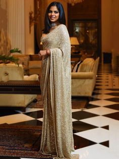 Isha Ambani, Sabyasachi Sarees, Sarees For Girls, Indian Sari Dress, Anamika Khanna, Fancy Sarees Party Wear, Modern Saree, Anita Dongre