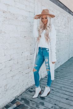 Long white Sweater And Distressed Jeans, Blogger Style, Casual Winter Outfit, Winter Whites, Blogger OOTD, White Boots Outfit, Instagram Style, Must Heart Style, Weekend Wear, Blonde Hair, Hair Inspo White Boot Outfits Winter, White Ankle Boots Outfit Spring, Fall Outfits White Boots, Fall Outfits With White Boots, White Booties Outfit Fall, Ankle Boots Outfit Spring, Booties Outfit Winter, White Western Boots Outfit, White Booties Outfit