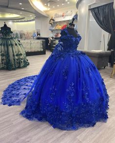 Quinceañera List, Quinceanera Dresses With Train, Quinceanera Venue, Quinceanera Blue, Blue Graduation Dresses, Dresses With Train, Quince Pictures, Blue Sweet 16