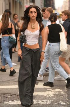 Fest Outfits, Walking Down The Street, Mode Zara, Estilo Hippie, Shorts Style, Looks Street Style, Swaggy Outfits, Mode Inspo, 가을 패션