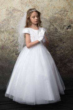 💕Please take a look at my shop for more communion dresses https://www.etsy.com/shop/Emmasmagicaldream Beautiful Satin dress with cap sleeves, double tulle skirt with a shimmery layer of mesh and a sweet embroidery at the bodice. 100% Polyester. Hidden back zipper. Fully lined for extra comfort. Netting beneath the skirt. Tea length dress. Dry-clean recommended. First communion dress / holy communion / holy communion dress / christening dress / communion dress Sweet Embroidery, Flower Girl Gown, Holy Communion Dresses, Tea Length Dress, Dress With Cap Sleeves, Jasmine Dress, First Communion Dress, First Communion Dresses, Christening Dress