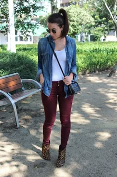 Nanda Pezzi - Camisa jeans, calça marsala e bota de oncinha Burgundy Pants Outfit, Burgundy Pants, Burgundy Jeans, Red Pants, Fall Winter Outfits, Look Cool