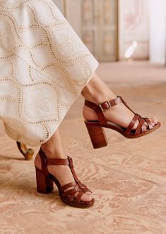 Kolhapuri Heels, Spring Footwear, Black Heritage, Natural Heritage, Pretty Shoes, Spring Shoes, Rubber Heels, Parisian Style, Cowhide Leather