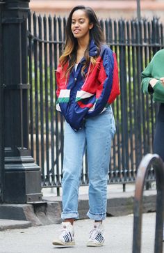 how to style a windbreaker Windbreaker Outfit Ideas, 90s Windbreaker Outfit, Vintage Windbreaker Outfit, Windbreaker Outfit, Street Style Nyc, Fashion Guys, Malia Obama, Casual Weekend Outfit, Red Windbreaker