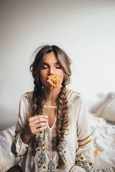 10 peinados de invierno perfectos para chicas con poco tiempo Bohemian Hair Styles, Bohemian Hair, Hippie Hair, Bohemian Hairstyles, Festival Hair, Boho Hairstyles, Braided Ponytail, Plaits, Hippie Outfits