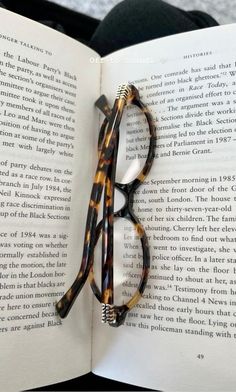 Leopard Print Glasses, Aesthetic Motivation, Reading Aesthetic, Elle Woods, Books Reading, School Motivation, Book Girl, Book Inspiration, Book Photography