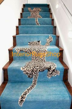 the stairs are painted with an image of a leopard on it's legs and feet