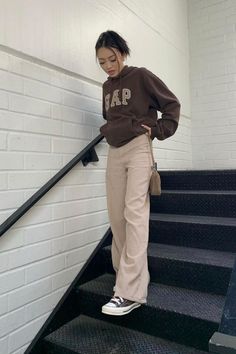 Cute Outfits With Cargo Pants, Neue Outfits, Brown Outfit, Tomboy Style Outfits, Winter Trends, Hoodie Outfit, Mode Inspo, Tomboy Fashion