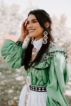 Choctaw Traditional Clothing, Indigenous Modern Fashion, Native Western Fashion, Native American Clothing Women Traditional, Wedding Native American, Native American Aesthetic Outfit, Native Fashion Modern, Native American Dress Traditional, Native American Fashion Traditional