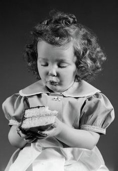 Friends Jokes, Girl Eating, Best Jokes, Wedding Cake Photos, Best Puns, Cake Photography, Best Funny Jokes, Funny Picture