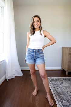 AE Shorts Review - Pumps & Push Ups Petite Summer Outfits, Minimalist Casual Outfit, Summer Outfits Women 30s, Outfit Petite, Outfits Petite, Summer Shorts Outfits, Spring Capsule Wardrobe, Petite Outfits, Petite Fashion