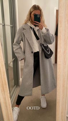 Fall Pea Coat Outfit, Winter Outfits 2023 Casual, London Tourist Outfit Winter, Dad Coat Outfits Winter, Outfits 2022 Invierno, Trendy Coats For Women 2023, Outfits With Grey Coat, Outfits Otoño 2022, Kaban Outfit