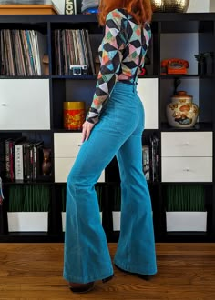 70s inspired cornflower light blue corduroy eastcoast flares with high rise waist and sailor patch front pockets, by Rolla's Jeans Outfits 70s, Estilo Hippy, 70s Inspired Fashion, 70s Outfits, Blue Corduroy, Sailor Fashion, 1970s Fashion, Cornflower Blue, Mode Vintage