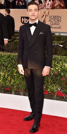 a man in a tuxedo and bow tie at the sag awards red carpet