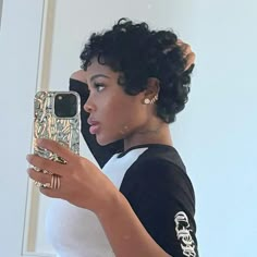 JAYDA WAYDA on Instagram: "The big chop ✂️ so obsessed" Short Haircuts Black Hair, Finger Waves Short Hair, Short Natural Curly Hair, Short Hair Images, Natural Hair Short Cuts, Short Hair Black, Short Hair Pixie Cuts, Short Sassy Hair, Short Curly Haircuts