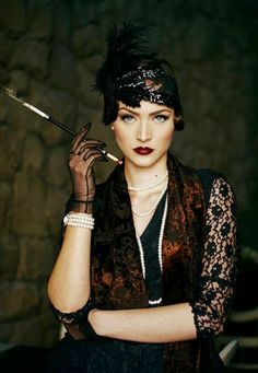 Look Gatsby, 1920s Makeup, Style Année 20, 1920s Accessories, Idda Van Munster, Glamour Decor, 1920 Fashion, Jitterbug, Great Gatsby Party