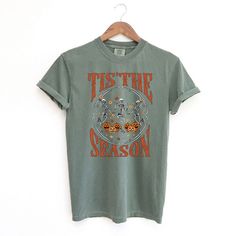 Looking for a cute versatile top to wear this summer? Make sure to grab one of our Tis The Season Fall garment dyed graphic tees! This soft and comfortable graphic tee is the perfect top for any outfit. It can be paired with biker shorts, jeans, or even a simple skirt/dress! This tee is true-to-size, so be sure to order your regular t-shirt size! If you are looking for a more oversized look, make sure to size up! Simple Skirt, Fall Shorts, Shorts Jeans, Skirt Dress, Biker Shorts, Tis The Season, Sleeve Styles, Fitness Fashion, Graphic Tee