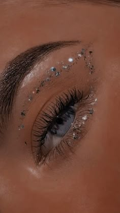 Copper Eye Shadow On Blue Eyes, Fun Prom Makeup, Make Up Yeux Bleus, Pretty Makeup Looks For Blue Eyes, Gemstone Makeup Eye, Eye Shadow Looks For Blue Eyes, Mama Mia Makeup, Eyeshadow Euphoria, Fairy Inspired Makeup