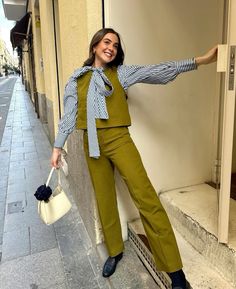 Via: alexsegurasanz Corporate Outfits, Eclectic Fashion, Big Bows, Style Mistakes, Look Chic, Outfits Casuales, Look Cool, Autumn Winter Fashion, Fashion Inspo Outfits